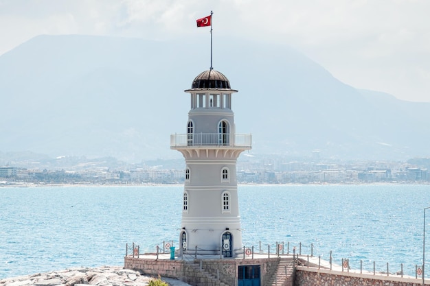 Farol branco no porto ao largo da costa céu azul marina