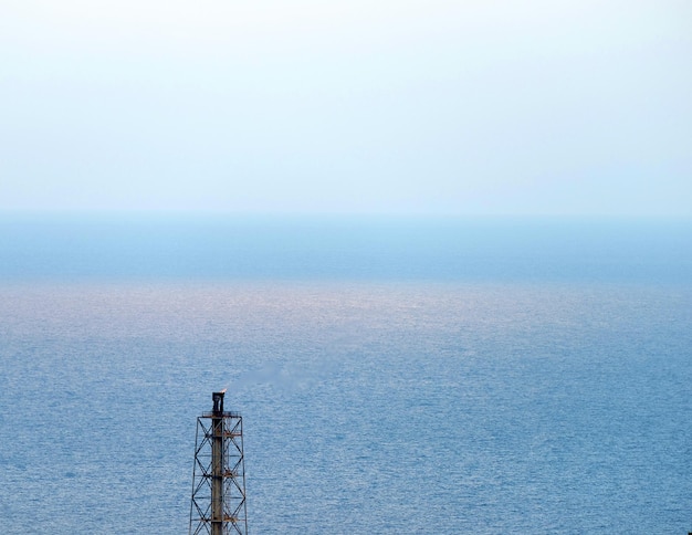 Farol contra a paisagem marinha