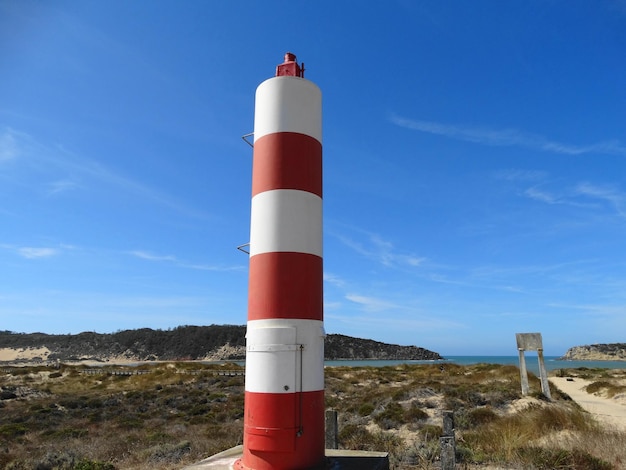 Farol contra o céu azul