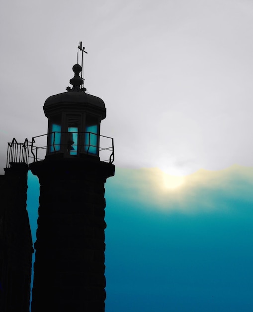 Foto farol contra o céu