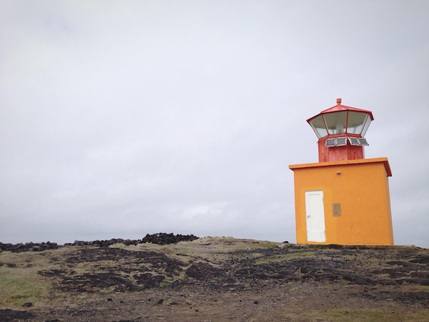 Foto farol contra o céu