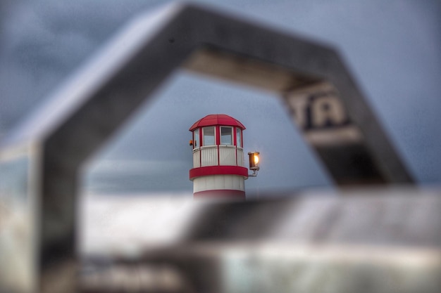 Farol contra o edifício e o céu