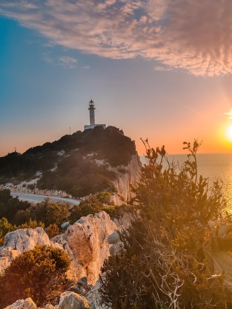 Farol da hora do pôr do sol da ilha lefkada