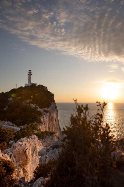 Farol da ilha de Lefkada no pôr do sol Grécia