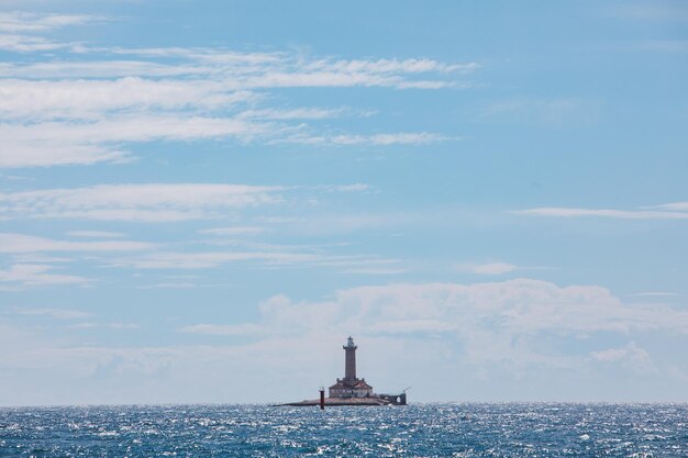 Farol da ilha no horizonte do mar vista do mar