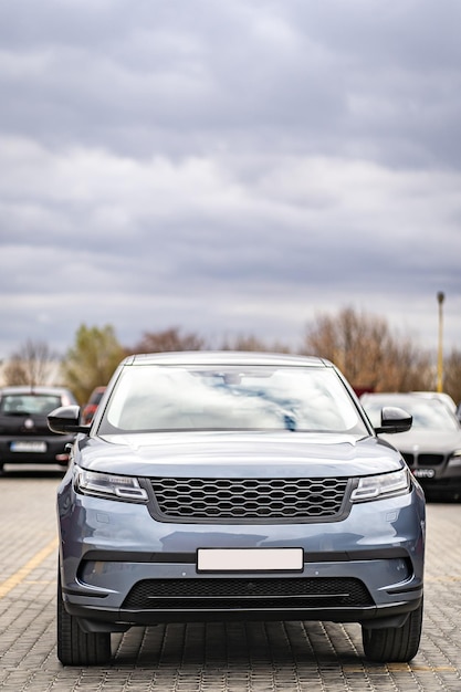 Foto farol de carro predatório com luzes azuis e capô de carro esportivo potente cinza azul com pintura cinza fosca e roda com disco azul