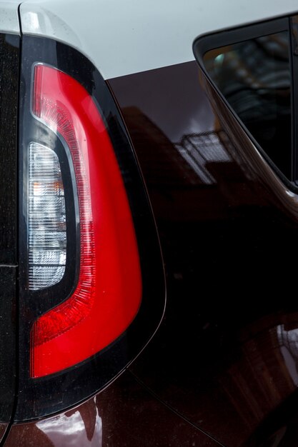 Foto farol de carro preto. close-up do farol do carro moderno. farol de carro elegante e incomum para iluminação rodoviária. renderização fotorrealística, design universal, sem marca. espetáculos de automóveis de conceito. design de automóveis