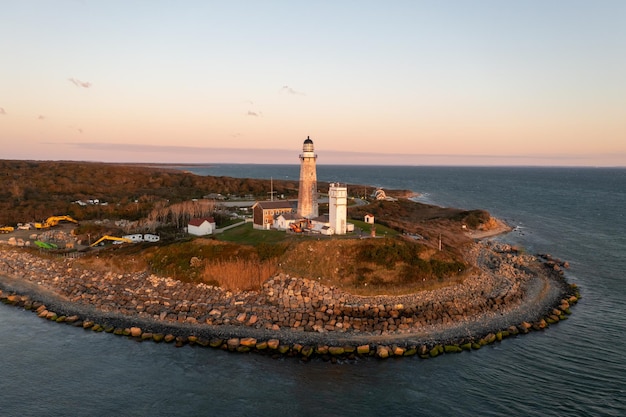 Farol de Montauk e praia ao nascer do sol Long Island Nova York EUA