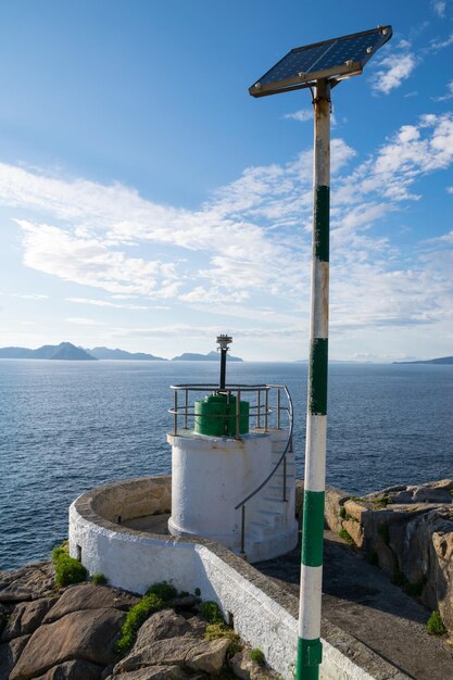 Foto farol de monteferro em nigran, na costa sul da galiza