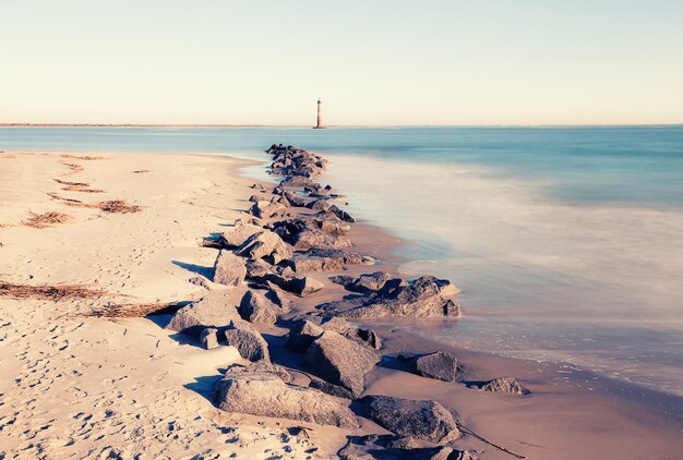 Farol de Morris Island na manhã ensolarada