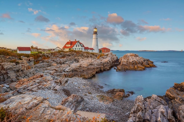 Farol de Portland Head, no Maine, ao pôr-do-sol