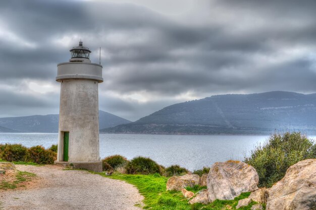 Farol de porto conte num dia nublado