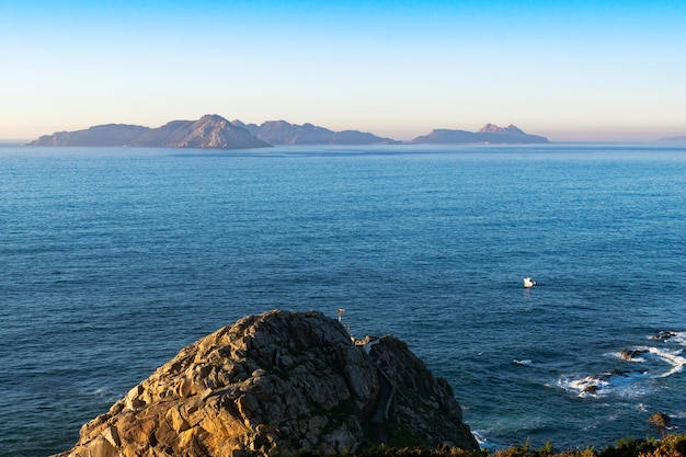 Foto farol de punta lameda em monteferro com as ilhas cies no fundo nigran - espanha