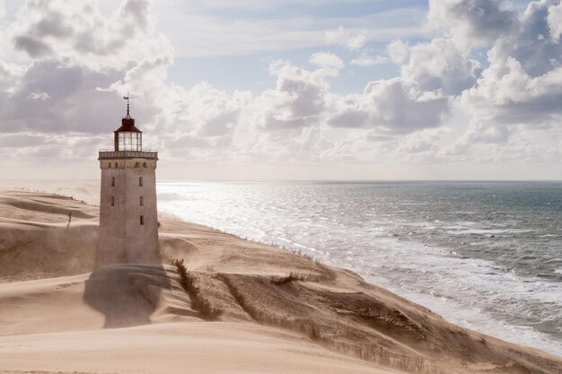 Farol de Rubjerg knude no deserto à beira-mar