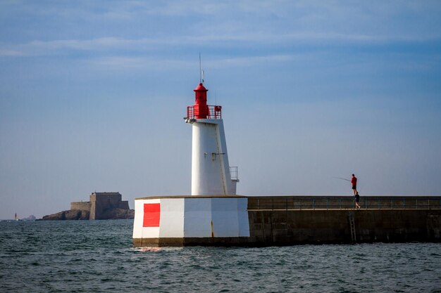 Farol de SaintMalo e cais Bretanha França