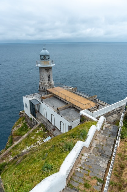 Farol de Santa Catalina de Lekeitio em uma manhã nublada de primavera, com o mar ao fundo, paisagens de Bizkaia