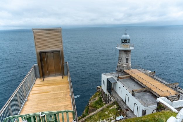 Farol de Santa Catalina de Lekeitio em uma manhã nublada de primavera, com o mar ao fundo, paisagens de Bizkaia