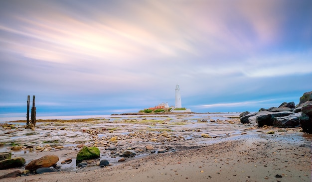 Farol de St marys na baía de Whitley ao pôr do sol em Northumberland no Reino Unido