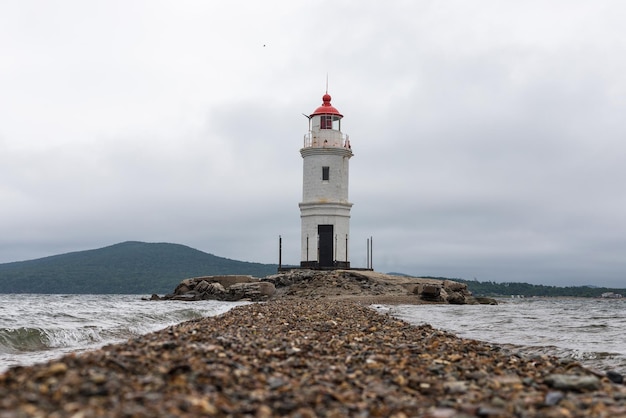 Farol de Tokarevsky Farol de Egersheld ou farol de Tokarevskaya Koshka em um dia nublado de verão Vladivostok Rússia Farol à beira-mar