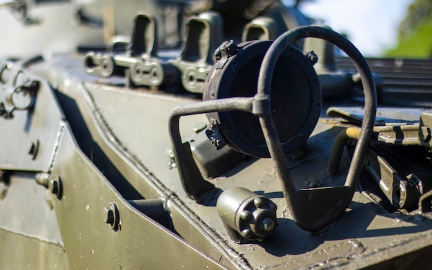 Farol dianteiro com proteção de tanque de batalha Holofote muito brilhante na torre do tanque closeup