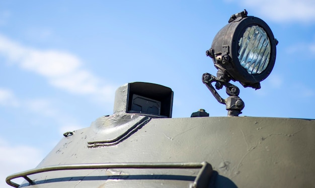 Farol dianteiro de um tanque de batalha soviético Holofote muito brilhante na torre do tanque fechado