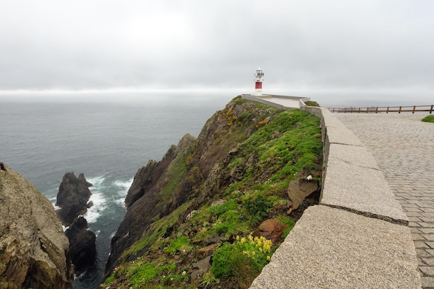 Farol do Cabo Ortegal (Província da Corunha, Galiza, Espanha). Vista chuvosa de verão.