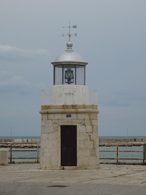 Farol do mar contra o céu