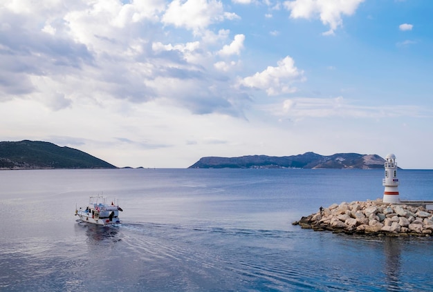 Farol e barco no mar Mediterrâneo na cidade de Kas, província de Antalya, na Turquia