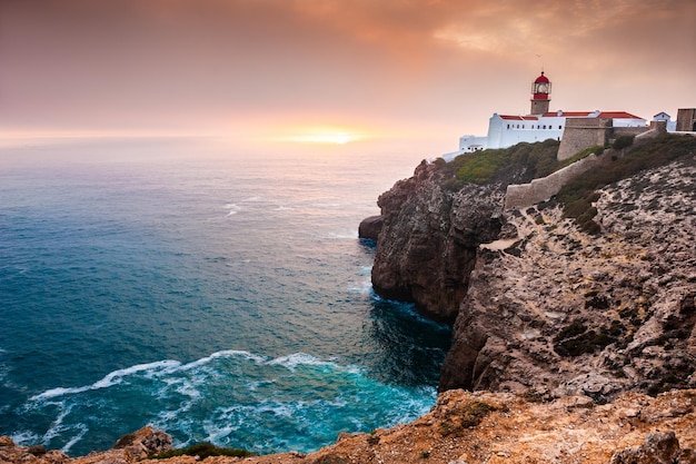 Farol em Cape St. Vincent ao pôr do sol, Algarve, Portugal. Este é o ponto mais a sudoeste da Europa