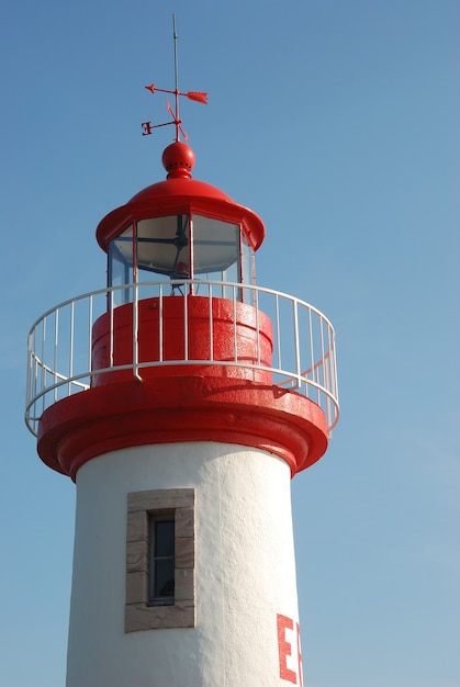 Farol em um céu azul