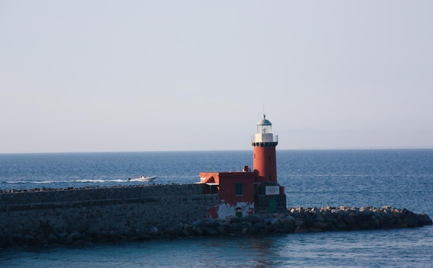 farol em um dia ensolarado com céu azul