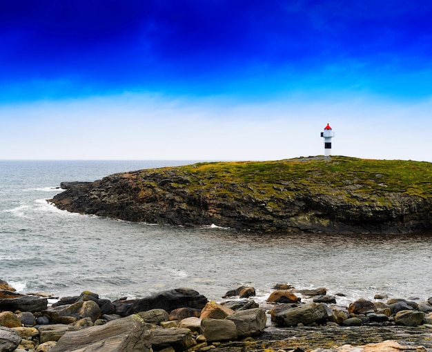 Farol horizontal vívido da Noruega alinhado à direita no pano de fundo da paisagem da ilha