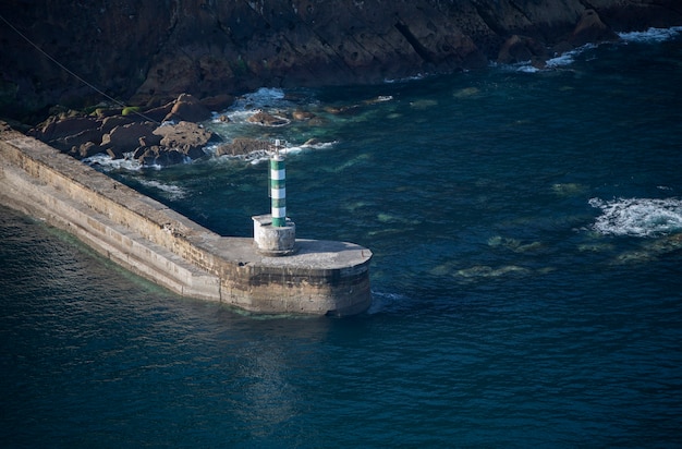 Farol marcando a entrada de um porto