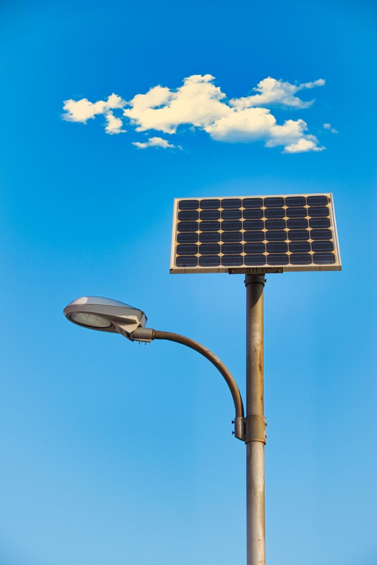 Foto farol movido a energia solar sob um céu azul brilhante e nuvens