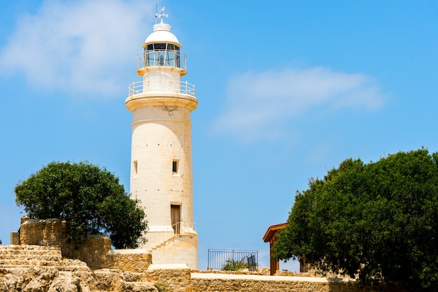 Farol na costa do Mediterrâneo na República de Chipre, a cidade de Paphos