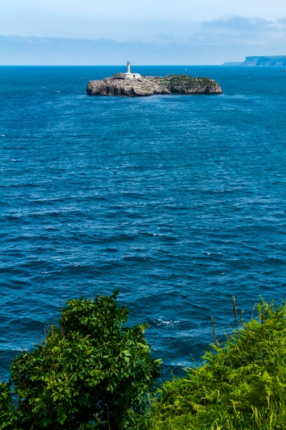 Farol na ilha de mouro, santander, espanha