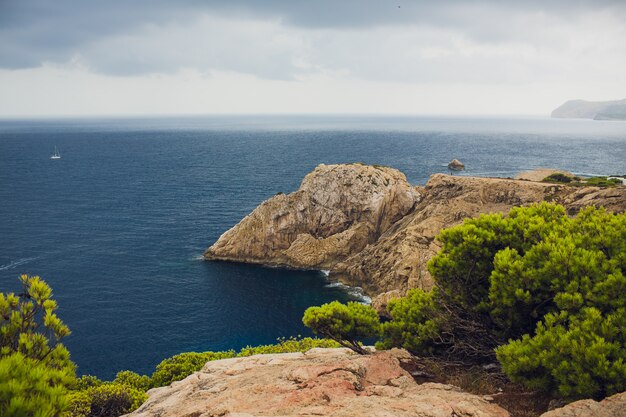 Farol no cabo formentor na costa de mallorca norte, espanha. paisagem artística do nascer e ao entardecer