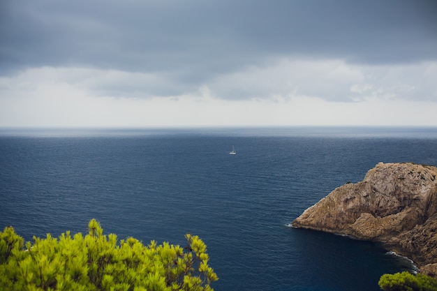 Farol no cabo formentor na costa de mallorca norte, espanha. paisagem artística do nascer e ao entardecer