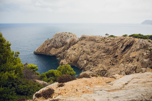 Farol no cabo formentor na costa de mallorca norte, espanha. paisagem artística do nascer e ao entardecer