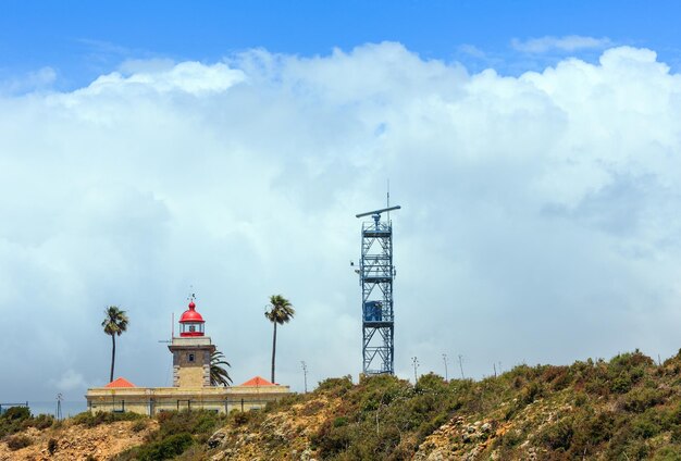 Farol no fundo do céu (cabo da Ponta da Piedade, Lagos, Algarve, Portugal).