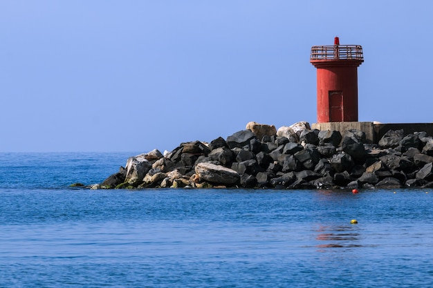 Farol no mar contra o céu limpo