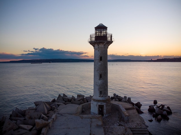 Farol no Mar Negro ao pôr do sol Bulgária Varna