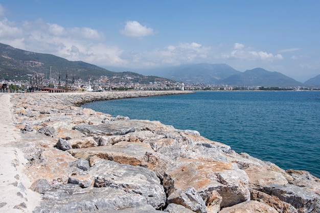 Farol no porto da cidade de Alanya, Turquia