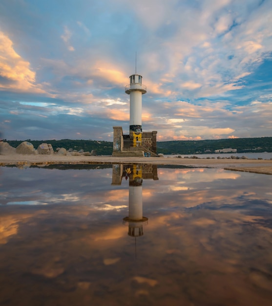 Farol no porto da cidade de varna, bulgária