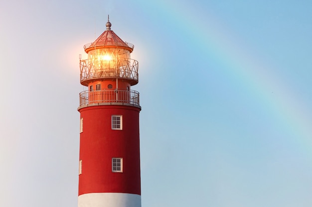 Farol no porto de Baltiysk. Belas luzes de arco-íris e farol