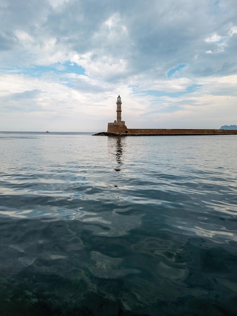 Farol no porto veneziano na Cidade Velha de Chania Reflexão no mar Ilha de Creta Grécia Vertical