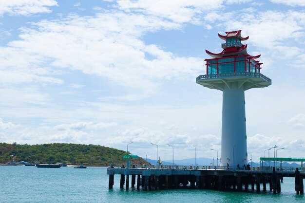 Farol no porto.