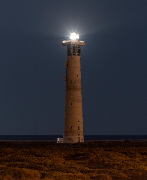 Foto farol pelo mar contra o céu