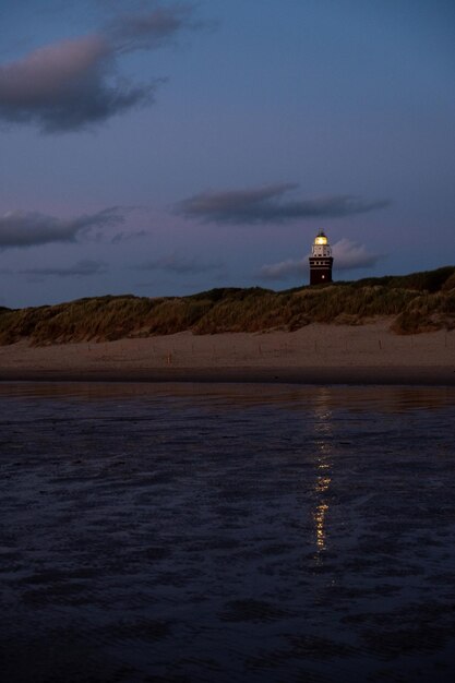 Foto farol pelo mar contra o céu