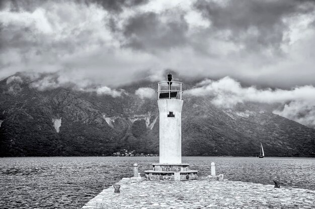 Foto farol por construção contra o céu